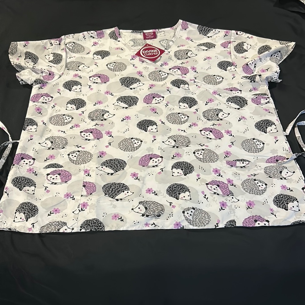 Hedgehog scrub top 2X. NWT.